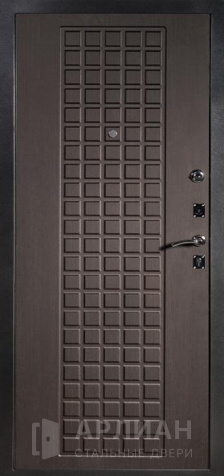 Фото №2 «Стальная дверь белого цвета с панелью МДФ и молдингом №96»